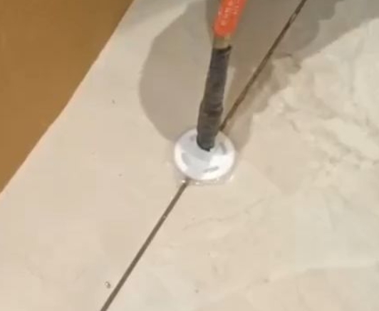 依安瓷砖空鼓维修公司专业解答瓷砖在铺贴过程中，如果没有涂抹均匀到位的粘结材料（如水泥砂浆或瓷砖胶），可能会导致以下问题